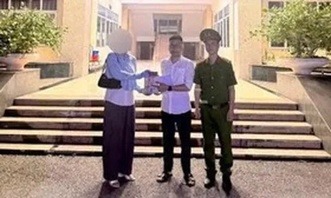 Nhặt được 1 tỷ đồng trong quán cà phê, người đàn ông liền báo công an