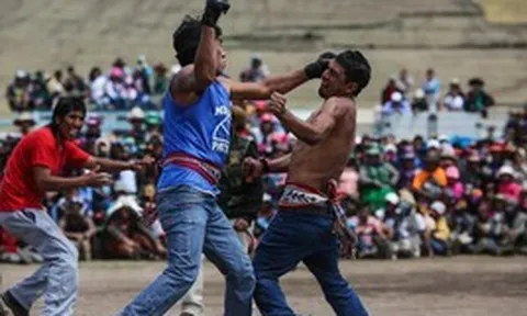 Độc đáo tục cuối năm 'đánh một trận' để dẹp hết ân oán ở Peru