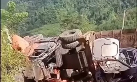 Ô tô chở máy múc bị lật, đè trúng hai vợ chồng ở Nghệ An