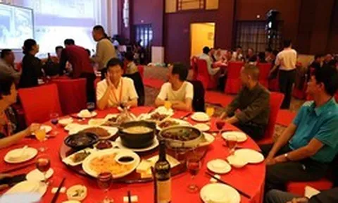 Họp lớp, 5 người thu nhập hơn 3 tỷ đồng/năm ngồi riêng một bàn, lớp trưởng hỏi "Các ông chủ bao cả nhóm nhé?" thì không ai lên tiếng