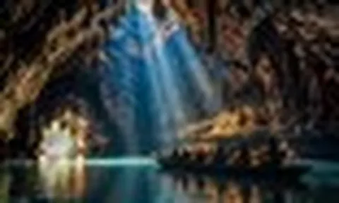 Phát hiện hang động xuyên núi ở nước láng giềng Việt Nam, du khách phải đi thuyền hơn 7 km trong bóng tối