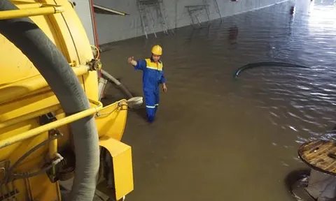 Hầm chui nút giao An Phú vẫn đang phong tỏa để bơm hút nước