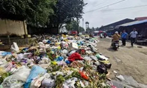 Rác thải ùn ứ quanh trung tâm Bảo Lộc