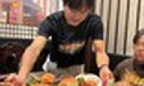 Nam nghệ sĩ đình đám đi bán sushi ở đường số 7, phường An Lạc, TP.HCM
