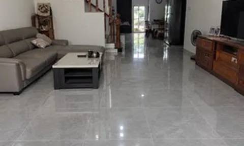 Vì sao ngày càng nhiều gia đình không còn lát gạch men bóng? 2 vật liệu đẹp, dễ vệ sinh, bớt trơn trượt đang thành xu hướng mới