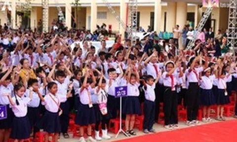 Hồ Quỳnh Hương mang 6 chiếc tivi lên vùng biên giới, cậu bé lớp 7 chỉ xin một điều không thể mua ngay bằng tiền