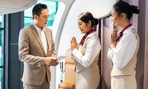 Vì sao tiếp viên hàng không nhìn vào giày của hành khách khi lên máy bay?