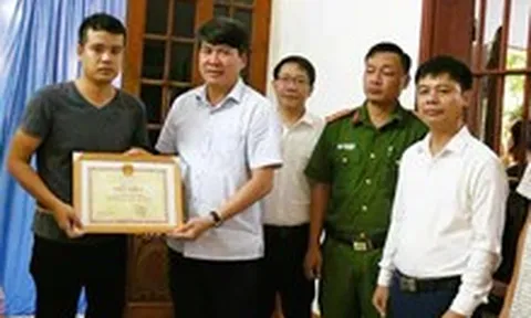 Truy tặng giấy khen người đàn ông 67 tuổi lao xuống kênh cứu sống 2 cháu nhỏ