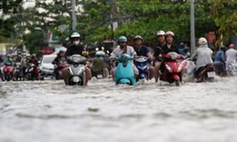 Triều cường sông Sài Gòn vượt đỉnh lịch sử, nhiều tuyến phố ngập sâu