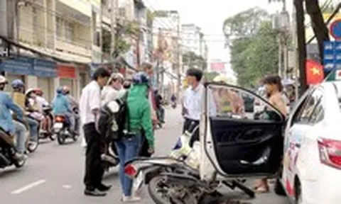 Mở cửa xe suýt gây tai nạn cho người đi đường, không xin lỗi mà còn giơ tay ra dọa