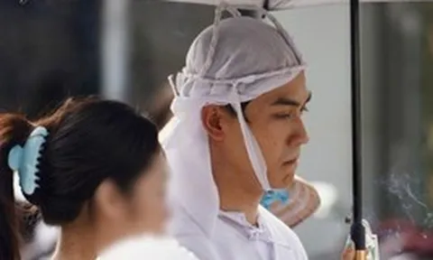 Võ Điền Gia Huy bật khóc đưa tiễn mẹ về nơi an nghỉ, Tóc Tiên và các đồng nghiệp có mặt chia buồn