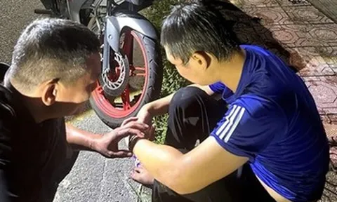 Khoảnh khắc Đại úy công an lao xuống sông, cứu nam thanh niên nhảy cầu