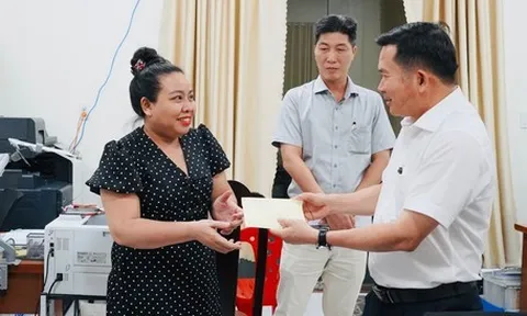 Ông Đinh Văn Nơi trao 100 triệu đồng hỗ trợ cán bộ tăng ca giải quyết thủ tục hành chính cho dân
