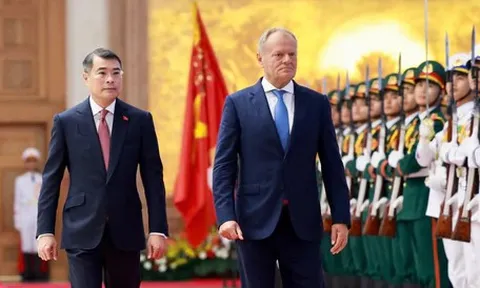 Lễ đón chính thức Thủ tướng Ba Lan Donald Tusk