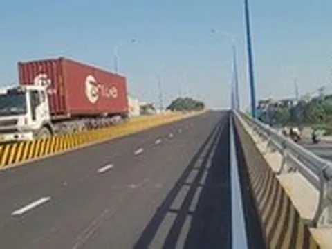 Thông xe cầu vượt thép đầu tiên qua ngã tư huyết mạch của Bình Dương