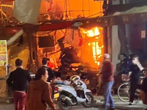 Video: Tiếng nổ rung trời và hiện trường hoang tàn sau vụ cháy khiến nhiều người bị thương ở Hà Nội