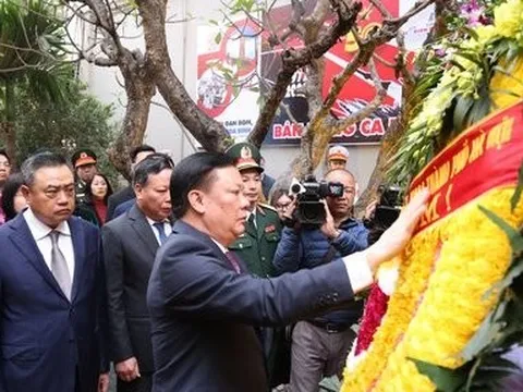 Lãnh đạo Thành phố Hà Nội dâng hương tại Đài tưởng niệm Khâm Thiên