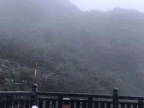 Mưa tuyết xuất hiện trên đỉnh Fansipan