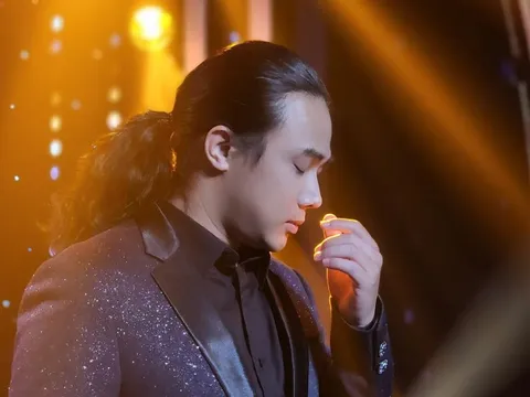 Ca sĩ Tuấn Nghĩa: Con đường vào nghề gian nan và vết sẹo dài trên má