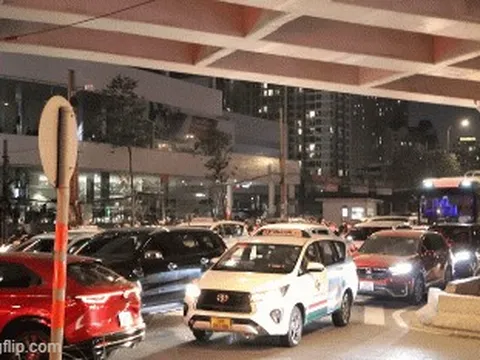 Đường lên cầu Sài Gòn ùn ứ từ chiều đến tối 30-12