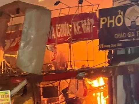 Hà Nội: Cháy tiệm sửa chữa xe máy kèm tiếng nổ lớn, nhiều người bị thương