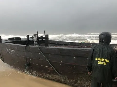 Lại có tàu ma dạt vào bờ biển Quảng Trị