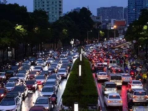 Hà Nội: Ùn tắc kéo dài, người dân chật vật di chuyển trong mưa rét