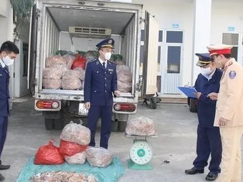 Xe chở 1,4 tấn bì lợn bốc mùi bị Công an Thanh Hóa bắt giữ