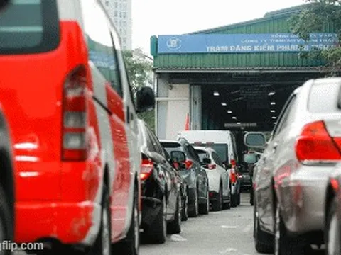 Clip: Hàng trăm xe ôtô nối đuôi nhau chờ đăng kiểm