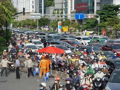 Cầu vượt Nguyễn Hữu Cảnh cho xe máy lưu thông trước Tết Dương lịch