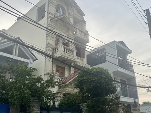 Lửa bốc lên ở căn nhà 3 lầu ở quận 12