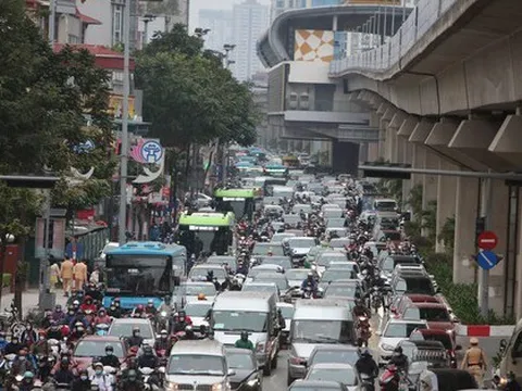 Hai người đi xe máy thương vong sau va chạm xe bồn