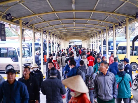 Người dân về quê đón Tết Dương lịch, bến xe ở Hà Nội 'tăng nhiệt'