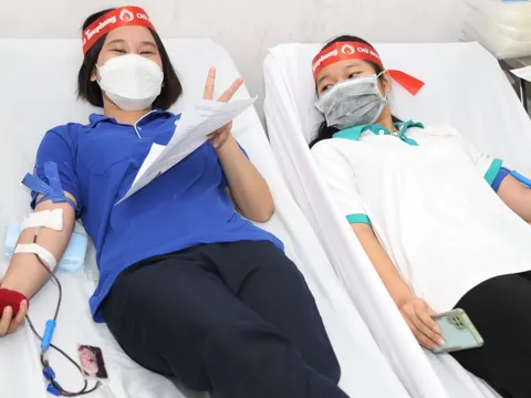 Sinh viên Trường ĐH Giao thông vận tải hiến máu Chủ nhật Đỏ dịp cuối năm
