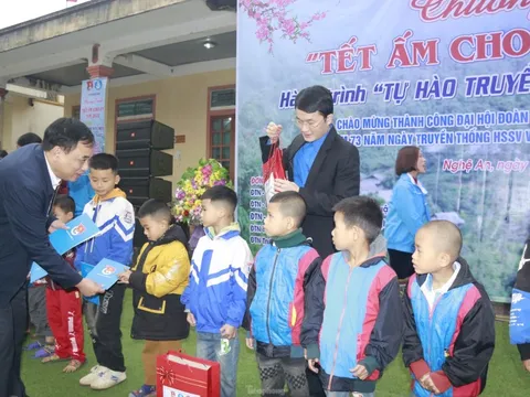 Tỉnh Đoàn Nghệ An mang Tết ấm đến đồng bào vùng cao