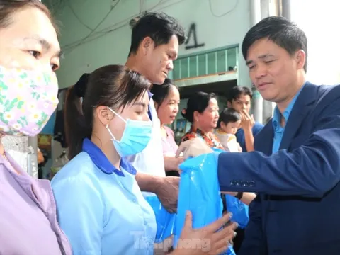 Công nhân lao động khó khăn ở Bình Dương rơi nước mắt khi nhận quà