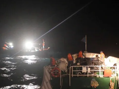 Vượt sóng dữ, tàu Vùng 3 Hải quân cứu nạn thành công tàu cá ngư dân Quảng Bình gặp nạn trên biển