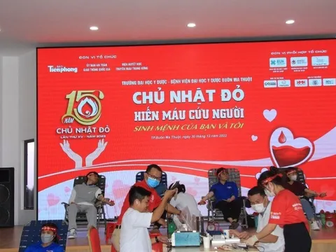 Hàng trăm người hăng hái tham gia ngày hội hiến máu cứu người
