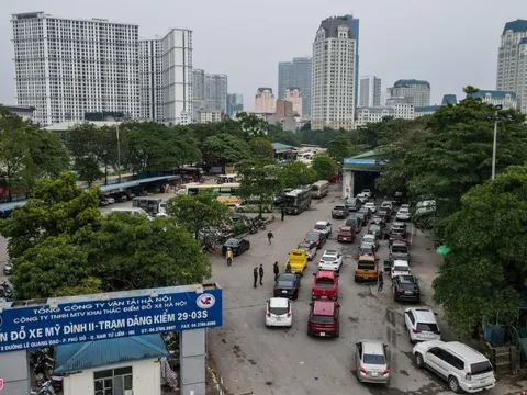 Xếp hàng hơn 2 giờ mới đến lượt đăng kiểm ôtô ở Hà Nội