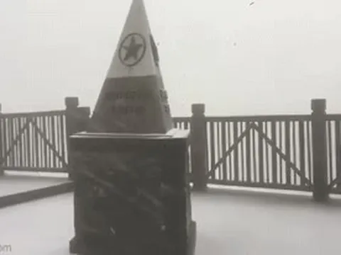 Clip: Tuyết rơi trắng xóa trên đỉnh Fansipan