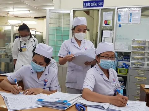 Thu nhập của nhân viên y tế chỉ đảm bảo một phần đời sống