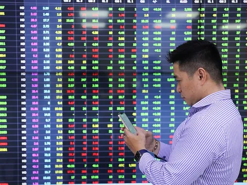 Cổ phiếu 'bank, chứng, thép' đồng loạt tỏa sáng