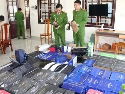 Quảng Bình: Thu giữ lượng lớn chai rượu ngoại lậu trong thùng trái cây