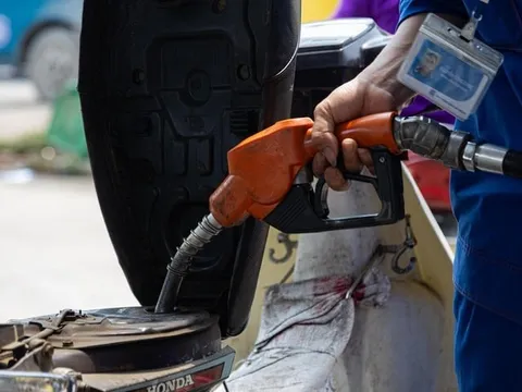 Giá xăng dầu hôm nay 27/12: Biến động trái chiều