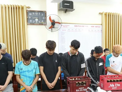 Triệu tập 2 nhóm thanh thiếu niên mang hung khí gây "náo loạn" đường phố