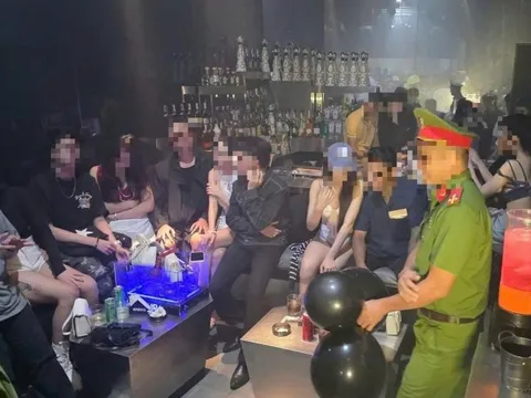 Phát hiện khách dương tính với ma túy và kho hàng “đen” trong quán pub