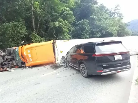 Xe container lật trên đèo Bảo Lộc, gây ùn tắc giao thông