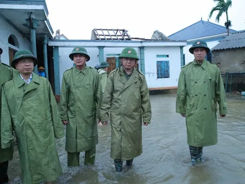 Phó Thủ tướng Chính phủ Trần Hồng Hà kiểm tra, động viên nhân dân Hà Tĩnh sau bão số 5