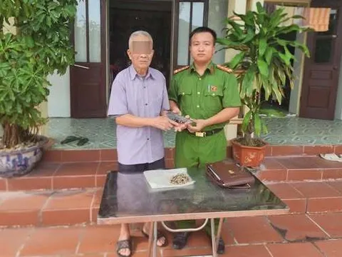 Phát hiện thứ đáng sợ khi đang đào chuối trên đê, người đàn ông lập tức giao nộp cho công an