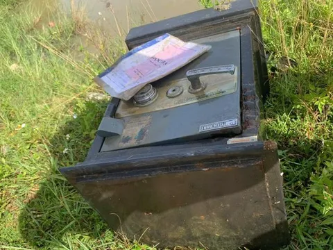 Bắt 2 đối tượng trộm két sắt, bê ra cánh đồng phá lấy tiền và vàng